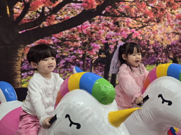 PinkDay 설레는 마음으로 분홍빛 봄 풍경 안에서 즐겁게 놀이했어요